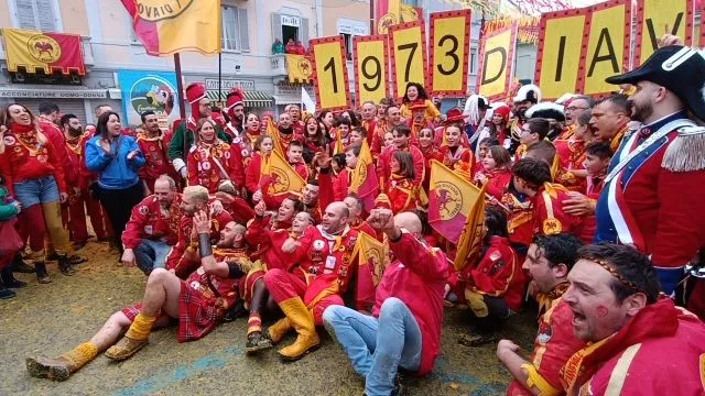In foto la squadra dei Diavoli Aranceri il lunedì di Battaglia, al passaggio di Mugnaia e Generale